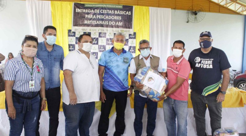 Governo do Amazonas entrega 4,4 mil cestas básicas para pescadores da região do Baixo Solimões