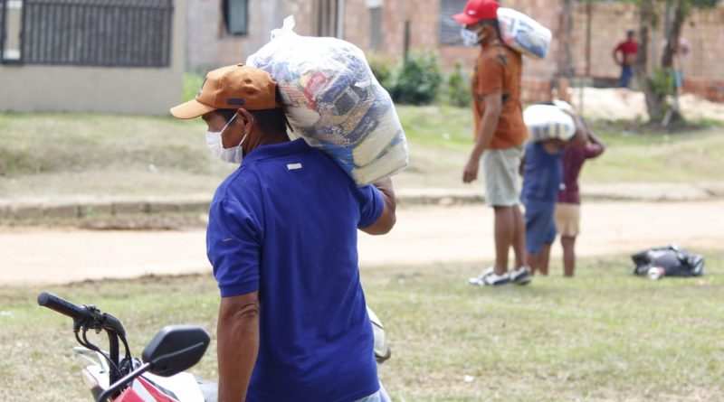 Governo do Amazonas e Governo Federal entregam mais de 3 mil cestas básicas a pescadores de Fonte Boa e Jutaí