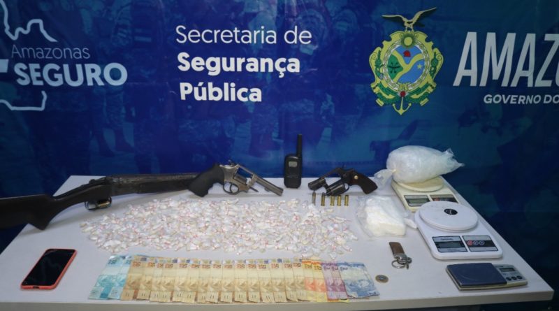 Operação Cidade mais Segura prende homem com três armas de fogo, drogas e dinheiro, no Japiim