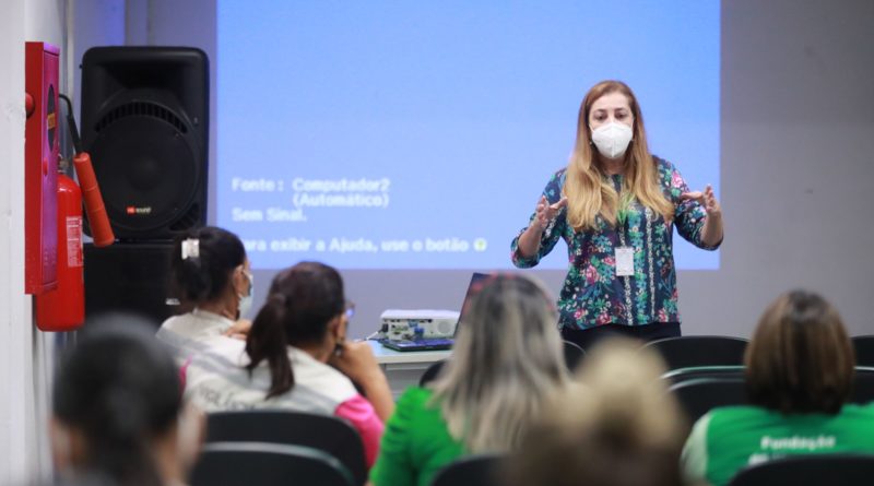 Servidores da FVS-AM recebem treinamento para atuação nos postos de vacinação