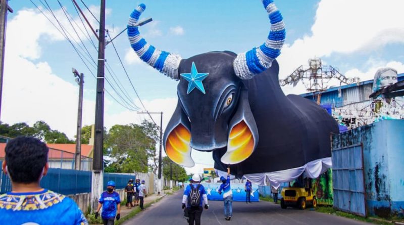 Boi Caprichoso conduz alegorias para concentração do Bumbódromo