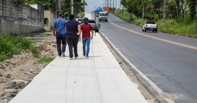 David Almeida fiscaliza fase final de implantação de calçadão na avenida Cosme Ferreira