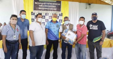 Governo do Amazonas entrega 4,4 mil cestas básicas para pescadores da região do Baixo Solimões
