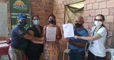 Em Autazes, Idam atende membros de associação de produtores com entrega de declaração de constituição e distribuição de cestas básicas