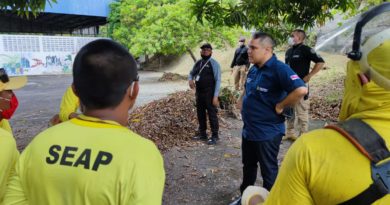 Foto 01: Secretário conversa com reeducandos durante trabalhos de limpeza na Apae