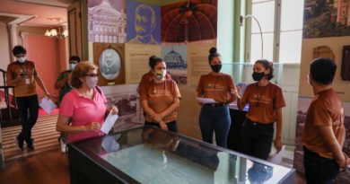 Condutores culturais do Teatro Amazonas fazem treinamento para realizar visitas com audiodescrição