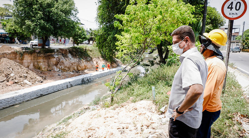 Prefeitura de Manaus intensifica obras de contenção no igarapé do Mestre Chico, no bairro Cachoeirinha