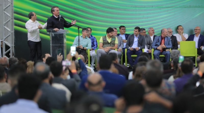 Ao lado de Bolsonaro, Wilson Lima participa da 1ª Consagração Pública de Pastores do Amazonas