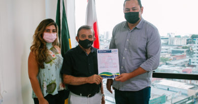 Da esquerda para direita, representantes da Empresa Transkalina e o diretor-presidente da Arsepam