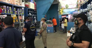 Central Integrada de Fiscalização vistoria estabelecimentos com vendas de fogos de artifício, em Manaus