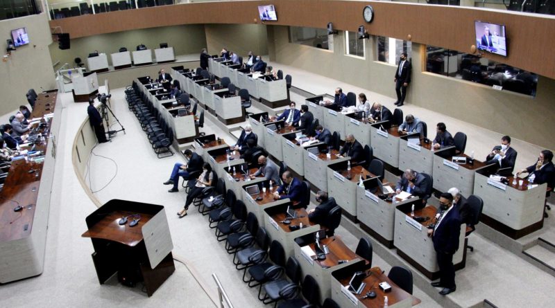 Reajuste concedido pelo prefeito David Almeida aos servidores de educação é aprovado pela CMM