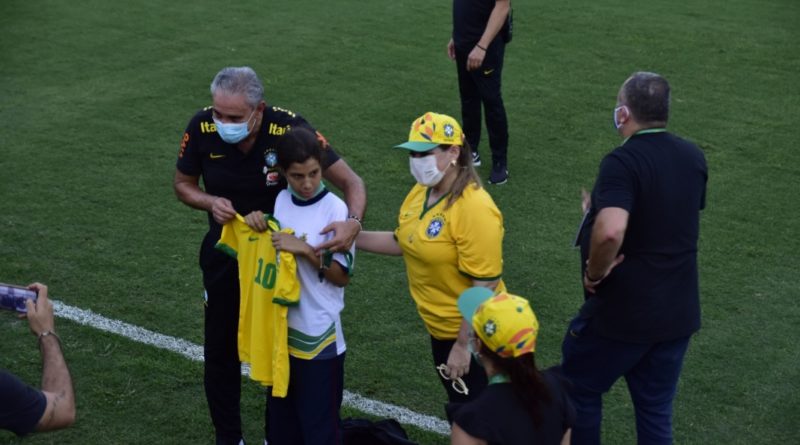 Estudante da Educação Especial do Amazonas realiza sonho de conhecer técnico da Seleção Brasileira, Tite