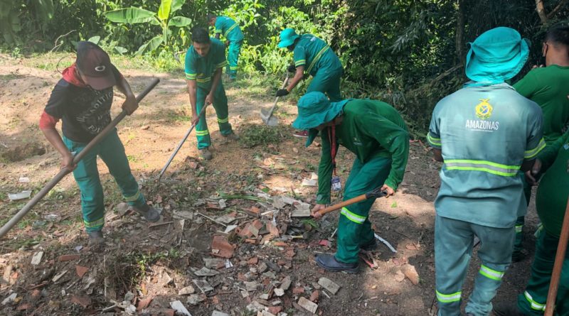 Reeducandos do semiaberto e aberto iniciam limpeza do local para construção da edícula, passo fundamental e principal da aula prática do curso de Pedreiro