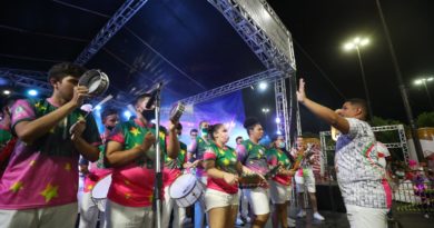 Circuito Cultural Manaus 352 anos recebeu mais de 15 mil pessoas na Avenida do Samba Evento aconteceu durante sete dias, com agendamento, e gerou renda para trabalhadores da cultura e economia criativa O Circuito Cultural Manaus 352 anos recebeu mais de 15 mil pessoas em sete dias do evento na Avenida do Samba, numa alusão ao aniversário da cidade, realizado pelo Governo do Amazonas, por meio da Secretaria de Estado de Cultura e Economia Criativa, em parceria com a Prefeitura de Manaus. A iniciativa contou com a participação de 42 atrações e gerou renda para trabalhadores da cultura e economia criativa em diferentes segmentos. Segundo o secretário Marcos Apolo Muniz, a pasta ainda disponibilizou a tecnologia para agendamento, o que proporcionou o controle na entrada de pessoas vacinadas contra a Covid-19. Ele explicou que o sistema, através de código QR, também facilitou o acesso do público. “O nosso sistema é utilizado nos espetáculos desde o ano passado e, desta vez, ampliamos para uma grande escala, para atender o Circuito Cultural e o Boi Manaus, que inicia nesta sexta-feira”, afirmou o titular da Cultura e Economia Criativa. Conforme Marcos Apolo, a Secretaria também deu apoio na contratação de artistas das diversas vertentes musicais e técnicos de produção e direção artística, além da equipe da pasta, que acompanhou todos os dias de evento. “É um momento importante na retomada da economia da cultura, esses profissionais foram os últimos a voltar com as atividades e estamos trabalhando com todos os protocolos para que possamos seguir, sem precisar regredir em nenhuma parte do processo”, comentou o secretário. Artistas – Para a cantora Márcia Novo, a movimentação no mercado cultural deve ser celebrada depois de tantos meses de reclusão, sem shows com plateia. “Estou muito feliz de estar reativando a minha banda, o artista vive de arte, do palco, da troca de energia com o público. Eu amo estar perto do público e estou com as baterias começando a recarregar, com o mercado que está se abrindo”, destacou. Sigrid Braga, junto com a mãe, Arlete Braga, levou duas barracas de acessórios de boi-bumbá para o Circuito Cultural durante uma semana e comemora essa volta. “Foram dias produtivos, porque vivemos de artesanato e passamos muito tempo paradas. Trabalhar com venda nesta época foi financeiramente mais satisfatório ainda”, afirmou. Público – Marcilene Pinheiro contou que foi para o evento por se sentir segura sobre os procedimentos adotados. “Depois da segunda onda da Covid, é a primeira vez que saímos, porque já estou vacinada com as três doses”, comentou. “A iniciativa é muito boa, pude acompanhar o controle na entrada”. Gláucia Lopes, vacinada com as duas doses, reforçou que o agendamento foi um protocolo importante na decisão de ir ao circuito. “Não vamos para lugares onde sabemos que vai estar lotado, com essa forma de fazer cadastro, me senti segura. Teve espaço e pude me divertir sem ficar aglomerado”, afirmou. FOTOS: Tácio Melo/Secom e Marcio James/Cultura (Apresentação Caprichoso)