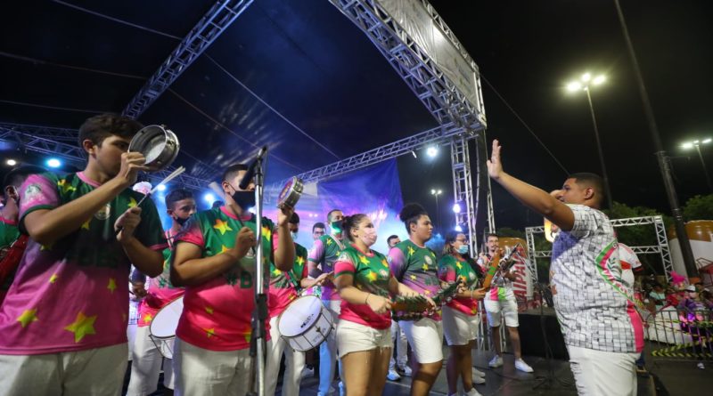 Circuito Cultural Manaus 352 anos recebeu mais de 15 mil pessoas na Avenida do Samba Evento aconteceu durante sete dias, com agendamento, e gerou renda para trabalhadores da cultura e economia criativa O Circuito Cultural Manaus 352 anos recebeu mais de 15 mil pessoas em sete dias do evento na Avenida do Samba, numa alusão ao aniversário da cidade, realizado pelo Governo do Amazonas, por meio da Secretaria de Estado de Cultura e Economia Criativa, em parceria com a Prefeitura de Manaus. A iniciativa contou com a participação de 42 atrações e gerou renda para trabalhadores da cultura e economia criativa em diferentes segmentos. Segundo o secretário Marcos Apolo Muniz, a pasta ainda disponibilizou a tecnologia para agendamento, o que proporcionou o controle na entrada de pessoas vacinadas contra a Covid-19. Ele explicou que o sistema, através de código QR, também facilitou o acesso do público. “O nosso sistema é utilizado nos espetáculos desde o ano passado e, desta vez, ampliamos para uma grande escala, para atender o Circuito Cultural e o Boi Manaus, que inicia nesta sexta-feira”, afirmou o titular da Cultura e Economia Criativa. Conforme Marcos Apolo, a Secretaria também deu apoio na contratação de artistas das diversas vertentes musicais e técnicos de produção e direção artística, além da equipe da pasta, que acompanhou todos os dias de evento. “É um momento importante na retomada da economia da cultura, esses profissionais foram os últimos a voltar com as atividades e estamos trabalhando com todos os protocolos para que possamos seguir, sem precisar regredir em nenhuma parte do processo”, comentou o secretário. Artistas – Para a cantora Márcia Novo, a movimentação no mercado cultural deve ser celebrada depois de tantos meses de reclusão, sem shows com plateia. “Estou muito feliz de estar reativando a minha banda, o artista vive de arte, do palco, da troca de energia com o público. Eu amo estar perto do público e estou com as baterias começando a recarregar, com o mercado que está se abrindo”, destacou. Sigrid Braga, junto com a mãe, Arlete Braga, levou duas barracas de acessórios de boi-bumbá para o Circuito Cultural durante uma semana e comemora essa volta. “Foram dias produtivos, porque vivemos de artesanato e passamos muito tempo paradas. Trabalhar com venda nesta época foi financeiramente mais satisfatório ainda”, afirmou. Público – Marcilene Pinheiro contou que foi para o evento por se sentir segura sobre os procedimentos adotados. “Depois da segunda onda da Covid, é a primeira vez que saímos, porque já estou vacinada com as três doses”, comentou. “A iniciativa é muito boa, pude acompanhar o controle na entrada”. Gláucia Lopes, vacinada com as duas doses, reforçou que o agendamento foi um protocolo importante na decisão de ir ao circuito. “Não vamos para lugares onde sabemos que vai estar lotado, com essa forma de fazer cadastro, me senti segura. Teve espaço e pude me divertir sem ficar aglomerado”, afirmou. FOTOS: Tácio Melo/Secom e Marcio James/Cultura (Apresentação Caprichoso)