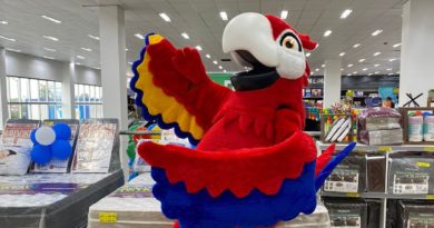 Aos 39 anos, grupo DB oficializa arara como mascote, amplia unidades e reestrutura açougues