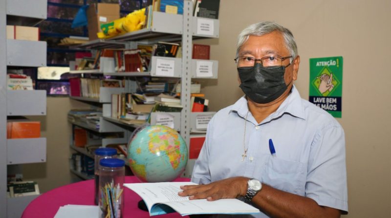 Professor indígena une cultura e tradição nas aulas de Geografia, em escola estadual de Manaus