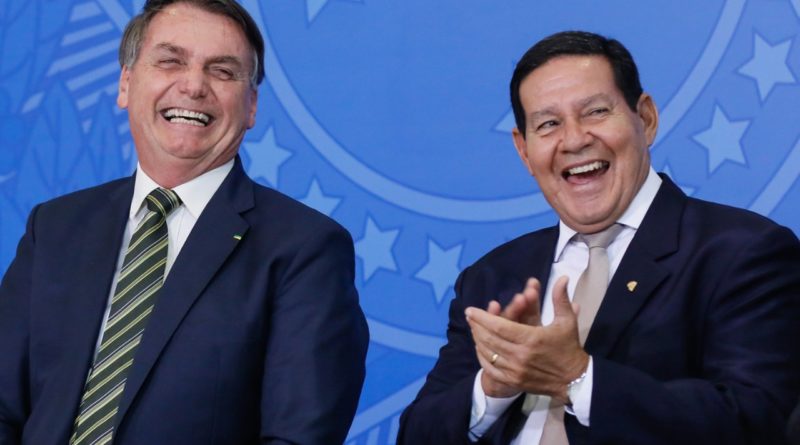TSE decide pelo arquivamento do pedido de cassação da chapa Bolsonaro - Mourão