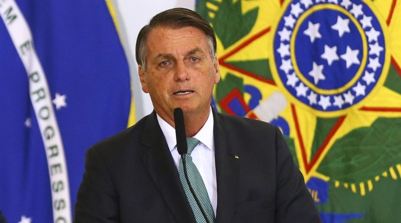 O governo federal sancionou a lei que cria a Autoridade Nacional de Segurança Nuclear (ANSN). O texto, assinado pelo presidente da República, Jair Bolsonaro, foi publicado na edição de hoje (18) do Diário Oficial da União. A nova estrutura, que tem sede no Rio de Janeiro, será responsável por monitorar, regular e fiscalizar as atividades e instalações nucleares no país. Segundo a Presidência da República, a ANSN surgiu a partir de um desmembramento da Comissão Nacional de Energia Nuclear (Cnen), a qual agora ficará responsável pelos trabalhos de pesquisa e desenvolvimento do setor. De acordo com a presidência, a ANSN usará estrutura e pessoal atualmente previstos para a Cnen e, por isso, não causará impacto no Orçamento da União. Entre as atribuições da nova autarquia estão definir regras sobre segurança nuclear, proteção radiológica, segurança física das atividades e das instalações nucleares; regular e controlar estoques e reservas de minérios nucleares; e conceder licenças e autorizações para usinas nucleares, operadores de reator, pesquisas, e para o comércio interno e externo de minerais e minérios. “A criação da ANSN tem o objetivo de separar a pesquisa da regulação e, com isso, atender exigências de gestão e também obter mais celeridade nas atividades. Exigência da Convenção de Viena aderida pelo Brasil, a ANSN veio para cumprir o requisito de independência da autoridade nuclear, separando atividades que estavam sendo acumuladas pela Cnen. Além disso, permitirá que os setores de pesquisa e desenvolvimento e regulação atuem de forma separada com interlocutores distintos, trazendo benefícios para ambas as autarquias”, informa nota da presidência.