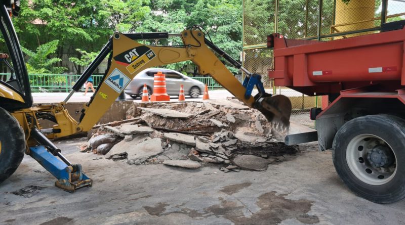 Estacionamento irregular debaixo de viaduto tem demolição administrativa da Prefeitura de Manaus