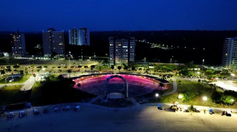 Praia da Ponta Negra tem anfiteatro iluminado em adesão ao 'Outubro Rosa'