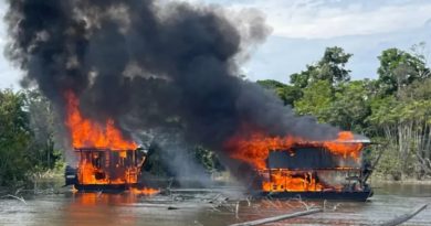 Balsas usadas em garimpo ilegal são destruídas durante operação da Polícia Federal no Amazonas