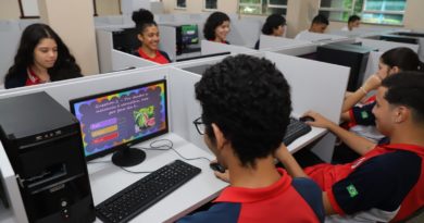 Alunos de escola pública do Amazonas utilizam computadores e programação na prática da Língua Inglesa