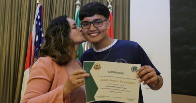 TCE-AM realiza formatura de 23 adolescentes do programa Menor Aprendiz