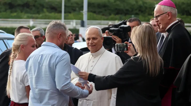 Pope Leo speaks to a Ukrainian family whose daughter is undergoing cancer treatment, as he leaves Gemelli hospital following lung surgery and cancer diagnosis, in Rome, Italy, October 17, 2026. REUTERS/Yara Nardi/Proibida reprodução